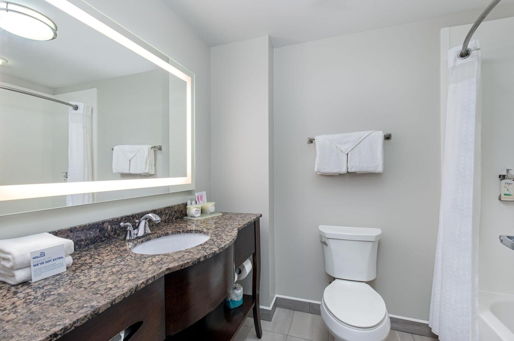Holiday Inn Express & Suites - Cleveland Northwest By Ihg Exterior foto